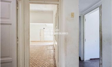 Jujuy y Ayacucho Lote + Vivienda en esquina