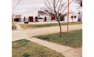 Se vende casa en María Grande sobre esquina