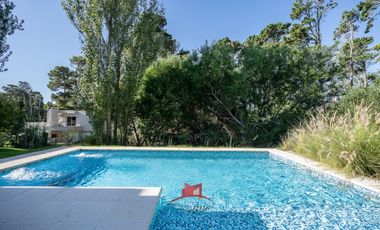 PINAMAR , CASA  PREMIUN EN CUL DE SAC DE ALAMOS CON PISCINA