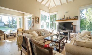 PINAMAR , CASA  PREMIUN EN CUL DE SAC DE ALAMOS CON PISCINA