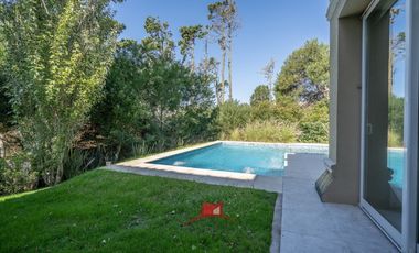 PINAMAR , CASA  PREMIUN EN CUL DE SAC DE ALAMOS CON PISCINA