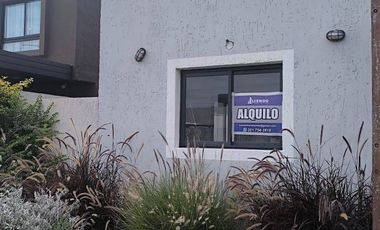 Dúplex en alquiler c/ cochera en Docta Urbanización