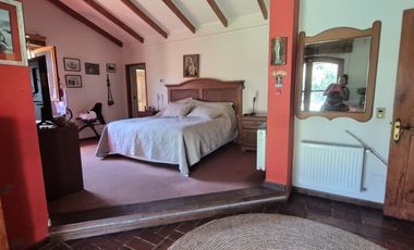 VENDE CASA 6D+SALA ESTAR+6B+BOD+10 EST+QUINCHO+PISCINA