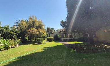 VENDE CASA 6D+SALA ESTAR+6B+BOD+10 EST+QUINCHO+PISCINA