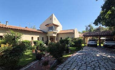 VENDE CASA 6D+SALA ESTAR+6B+BOD+10 EST+QUINCHO+PISCINA