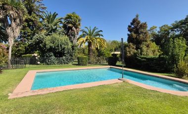 VENDE CASA 6D+SALA ESTAR+6B+BOD+10 EST+QUINCHO+PISCINA