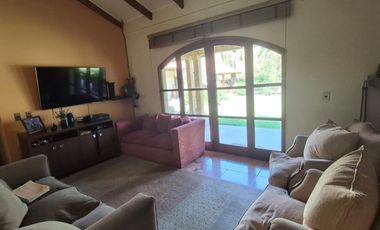 VENDE CASA 6D+SALA ESTAR+6B+BOD+10 EST+QUINCHO+PISCINA