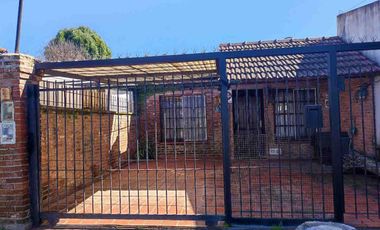VENTA PH 2 AMB JARDIN Y COCHERA EN ITUZAINGÓ