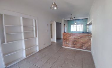 VENTA PH 2 AMB JARDIN Y COCHERA EN ITUZAINGÓ