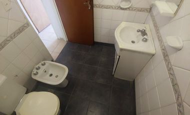 VENTA PH 2 AMB JARDIN Y COCHERA EN ITUZAINGÓ
