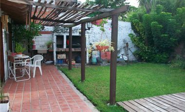 Casa-chalet,3 dormi. cochera doble,buena ubicación
