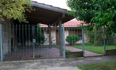 Casa-chalet,3 dormi. cochera doble,buena ubicación