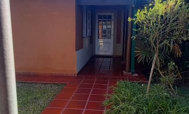 VENTA DE CASA CON 3 DORMITORIOS, PILETA Y QUINCHO