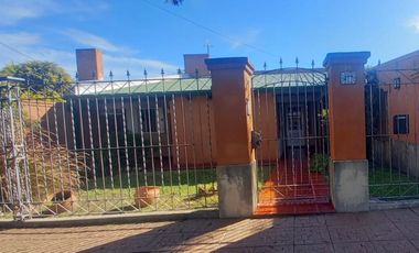 VENTA DE CASA CON 3 DORMITORIOS, PILETA Y QUINCHO