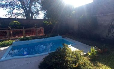 VENTA DE CASA CON 3 DORMITORIOS, PILETA Y QUINCHO
