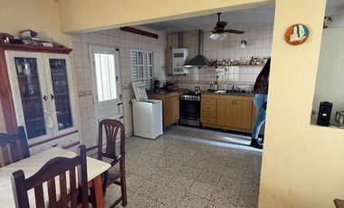 VENTA CASA DOS DORMITORIOS ZONA CENTRO