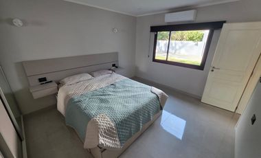 CASA A ESTRENAR-MODERNA EN BARRIO ATLANTIDA