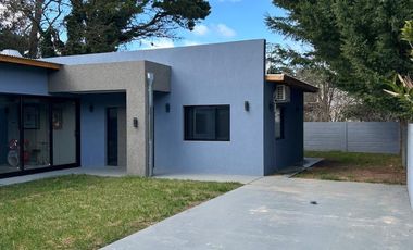 CASA A ESTRENAR-MODERNA EN BARRIO ATLANTIDA