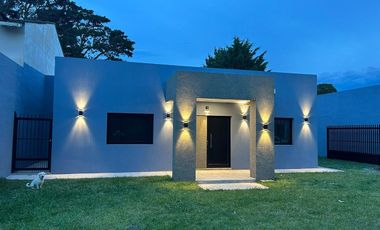 CASA A ESTRENAR-MODERNA EN BARRIO ATLANTIDA