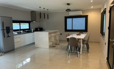 CASA A ESTRENAR-MODERNA EN BARRIO ATLANTIDA