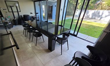 CASA A ESTRENAR-MODERNA EN BARRIO ATLANTIDA