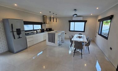 CASA A ESTRENAR-MODERNA EN BARRIO ATLANTIDA