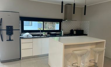 CASA A ESTRENAR-MODERNA EN BARRIO ATLANTIDA