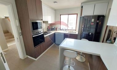 Arriendo Cómoda Casa de 2 Pisos en Condominio