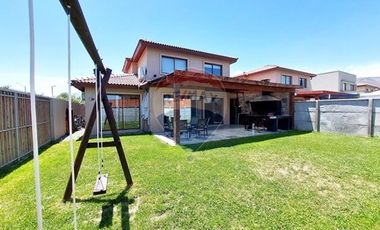 Arriendo Cómoda Casa de 2 Pisos en Condominio