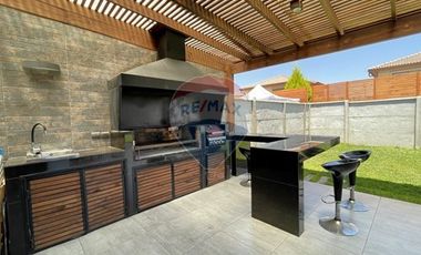 Arriendo Cómoda Casa de 2 Pisos en Condominio