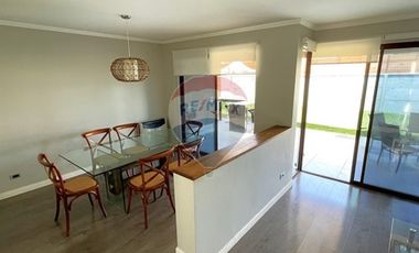 Arriendo Cómoda Casa de 2 Pisos en Condominio