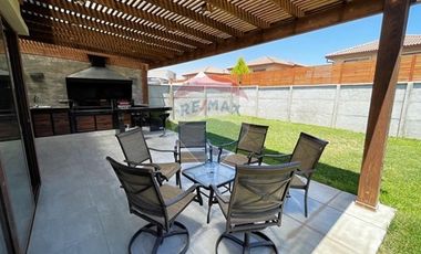 Arriendo Cómoda Casa de 2 Pisos en Condominio