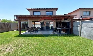 Arriendo Cómoda Casa de 2 Pisos en Condominio