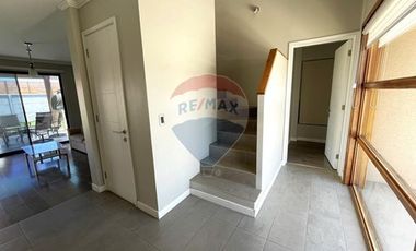 Arriendo Cómoda Casa de 2 Pisos en Condominio