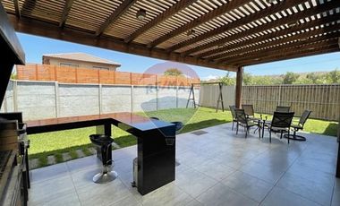 Arriendo Cómoda Casa de 2 Pisos en Condominio