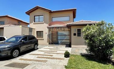 Arriendo Cómoda Casa de 2 Pisos en Condominio