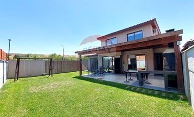 Arriendo Cómoda Casa de 2 Pisos en Condominio