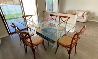 Arriendo Cómoda Casa de 2 Pisos en Condominio