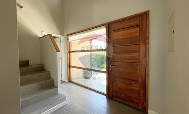 Arriendo Cómoda Casa de 2 Pisos en Condominio