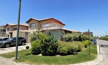 Arriendo Cómoda Casa de 2 Pisos en Condominio