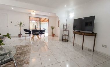 ACOGEDORA CASA EN LA FLORIDA 3D + 3B