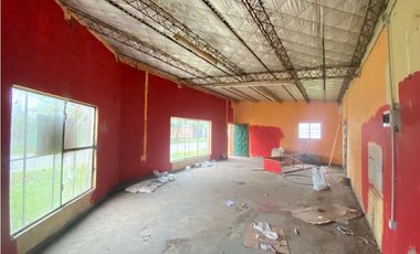 Lote amplio con local comercial en esquina del Juan XXIII - Lujan