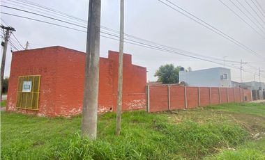 Lote amplio con local comercial en esquina del Juan XXIII - Lujan