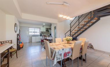 SE VENDE HERMOSO DUPLEX DE 3 DORMITORIOS