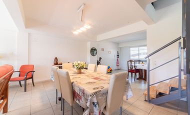 SE VENDE HERMOSO DUPLEX DE 3 DORMITORIOS