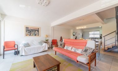 SE VENDE HERMOSO DUPLEX DE 3 DORMITORIOS