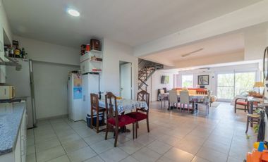 SE VENDE HERMOSO DUPLEX DE 3 DORMITORIOS