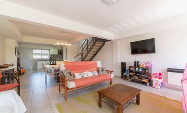 SE VENDE HERMOSO DUPLEX DE 3 DORMITORIOS