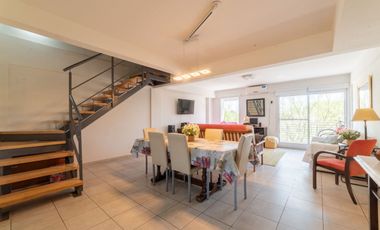 SE VENDE HERMOSO DUPLEX DE 3 DORMITORIOS