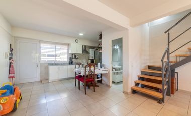 SE VENDE HERMOSO DUPLEX DE 3 DORMITORIOS